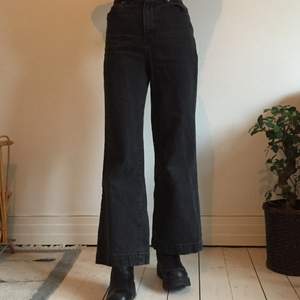 Snygga svarta jeans som är i bra skick. Kommer från märket ”Rolla’s”. De är lite utsvängda med en hög midja. Köparen betalar frakt men jag kan även mötas upp i Malmö. 