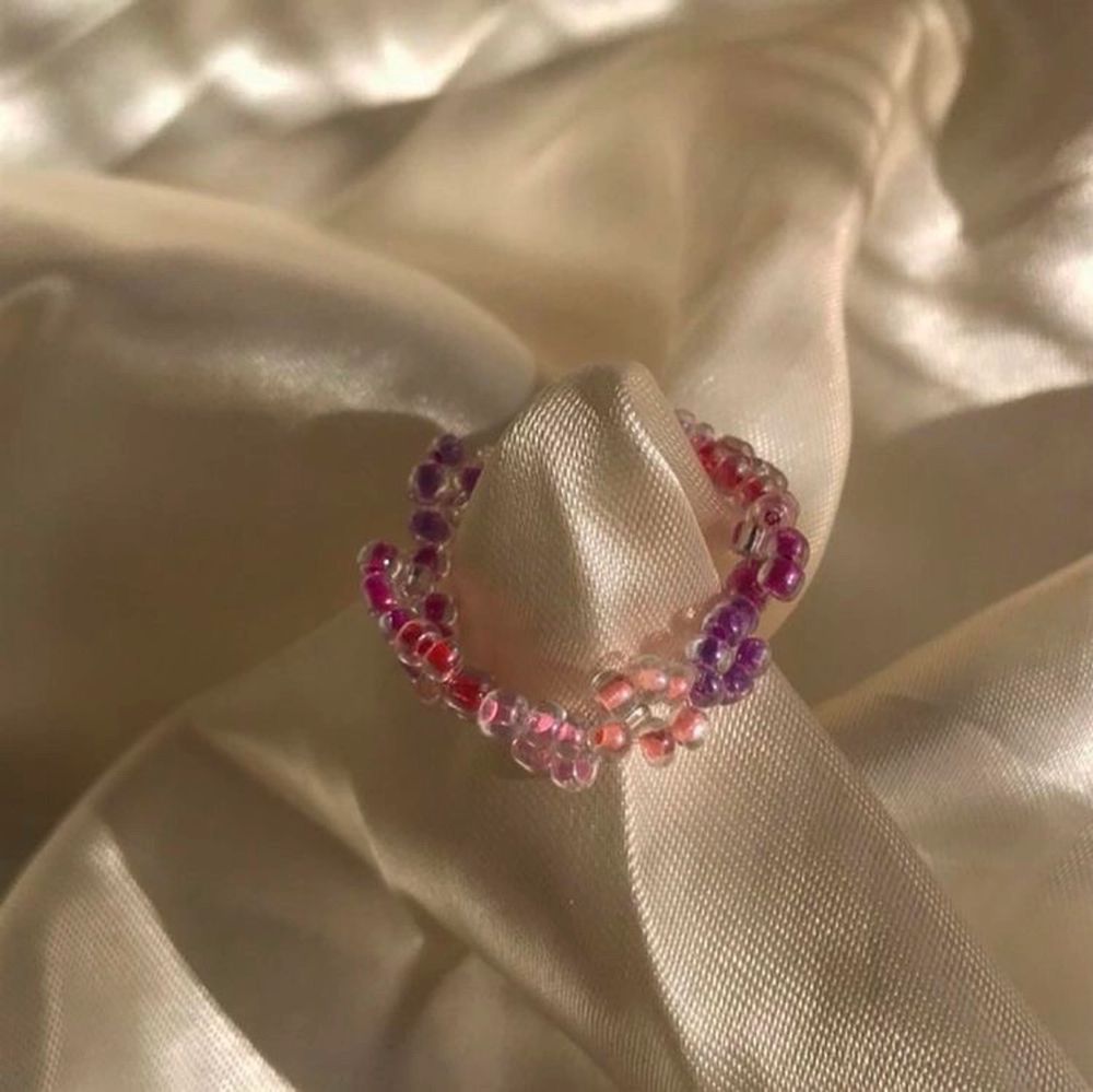 PINK FLOWER WREATH 🌸🌺 säljer en handgjord ring av glaspärlor - 35kr men eftersom att det är rea tills 8 maj så är det rea på 19kr 💕 Passa på nu!! Också perfekt smycke inför sommaren med fina toppar ju 😍 Instagram @designbyliya_ ❗️❗️❗️. Accessoarer.