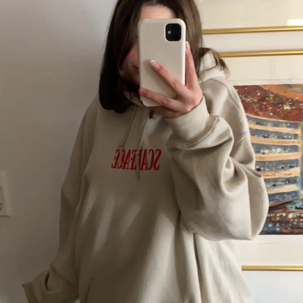 fin krämvit svarface hoodie från urban outfitters!! säljer då jag köpte i en stor storlek och känner inte att den passar💕💕. Hoodies.