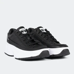 Adidas sneakers - Ett par sprillans nya sneakers från Adidas. Endast använda en gång där jag märkte att de var lite för små.. Storleken är 5 (38) men skulle säga att de passar 37 också. Jag är 38 men de är som sagt lite små, de funkar men tänker på det hela tiden och vill därför köpa nya men kan inte skicka tillbaka dessa då de är använda. Är du en liten 38 eller 37 så skulle jag säga att de passar perfekt! Är flera intresserade blir det budgivning i kommentarerna❤️ Köparen står för frakt. Nypris där jag köpte dem (ord. Utan rea) är 999kr