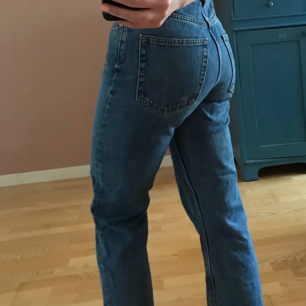 Ett par avklippta jeans från Weekday i modellen ”voyage”. Den perfekta tvätten och använda men i gott skick! Dessvärre för stora för mig i midjan. Kan mötas upp i Göteborg eller frakta mot betalning❤️. Jeans & Byxor.