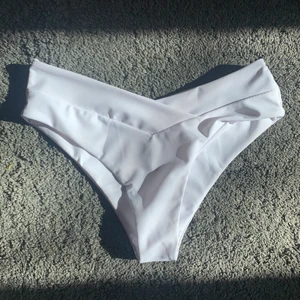 Underdel - Vit underdel bikini från shein, sitter jättefint på men har köpt lite för många bikinis för att behålla denna tyvärr.. storleken passar S-M men står M i bikinin:) skriv i chatten för frågor 💖 (endast testad med skydd i)