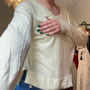 V-ringad tröja  - Supermysig V-ringad tröja från H&M, bra skick! 