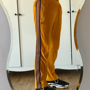 Needles narrow track pants - Feta track pants från needles i grymt skick size M, tyget är velour otroligt sköna!
