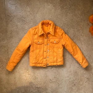 Acne orange jeansjacka  - Säljer min vadderade jeansjacka från Acne. Strl 36, men passar även mig som brukar ha 38. Bra skick förutom några fläckar längst ner på ryggen på insidan och utsidan, men syns inte mycket! Nypris 3500