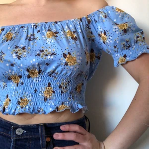 Topp Monki - Blommig topp med puffärmar och smock från Monki. Strl S. Aldrig använd med lappar kvar! Så himla fin men har till slut fått inse att den är lite för liten för mig...