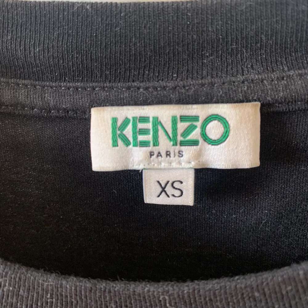 Nu säljer jag min knappt använda Kenzo t-shirt i storlek XS. Köptes för ungefär 1 000 kr på NK i Göteborg, kvitto finns. Ser ut som ny, men kommer inte till användning. Mitt pris: 400 kr + frakt. Priset kan diskuteras! Hör av er vid minsta lilla fundering 💓💓. T-shirts.