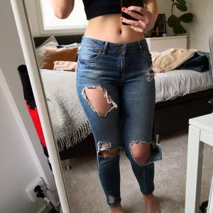 Håliga jeans från H&M storlek 34. Använda men fortfarande snygga om man gillar jeans med slitningar. Passar ca storlek S. Kan mötas upp i Stockholm eller skicka. ❤️ 
