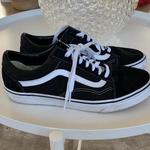 Vans skor - Vans skor i storlek 43. Skorna är använda bara ett fåtal gånger så dem är fortfarande i väldigt bra skick. Skriv till mig om fler bilder!   (Frakt ingår ej!)