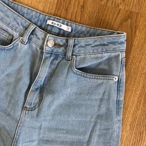 Snygga raka utsvängda jeans, använda få gånger! Passar 34-38 då de är stora i modellen!