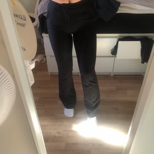 Kostymbyxor  - Ett par supersnygga kostymbyxor från bikbok, säljer då de blivit försmå, knappt använda. Pris i butik 399