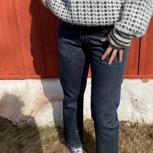 Aaaassnygga jeans som är typ lite urtvättade!!!🤩        Unika🤜😋 Sitter bra på mig med storlek 26/27 i Waist o sitter perfekt i längden på mig som är 170 cm lång 💗💕✨