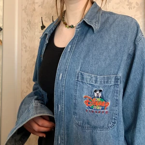Jeansskjorta Disney - Jättehärlig jeansskjorta från the Diskey store. Jag skulle gissa att den från början är köpt på 80- eller 90- talet 🌻