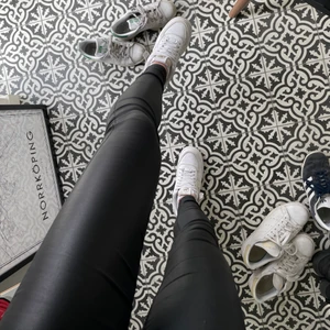 Coated jeans - Säljer mina älsklingsbyxor då det inte är min stil längre. Är i den längre modellen och väldigt stretchiga. I storlek XS 👽 köparen står för frakt 
