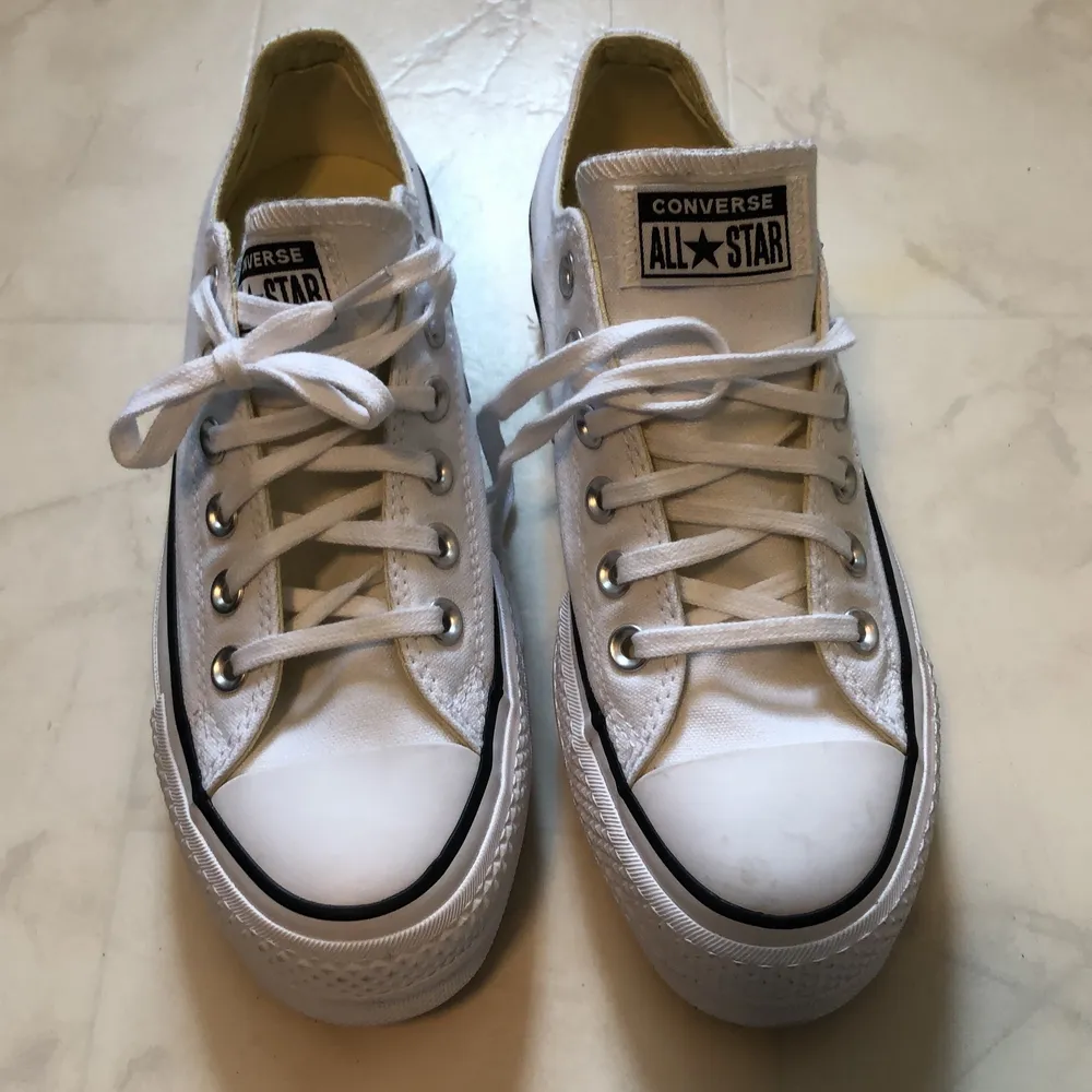 White Converse platform never used. Just tried them on but unfortunately too small for me. Size 37. Shipping included . Skor.