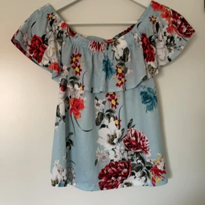 Fin sommartopp! - Superfin sommartopp från Gina Tricot storlek S. Off shoulder💖