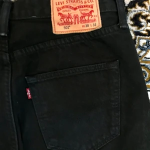 Levis 501 jeans  - Knappt använda, väldigt bra skicka. Köparen står för frakt. Säljs i befintligt skick. Storlek W30L32. Kan gå er i pris vid snabb affär.