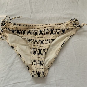 Bikiniunderdel Wera Stockholm - Säker denna superfina bikini underdel från Wera Stockholm i storlek 34 men passar även en 36a. Nästan aldrig använd och är som helt ny. Kan mötas upp i Helsingborg men självklart går det bra att frakta också!💛🧡