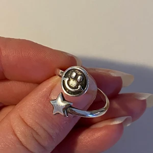 Ring smiley  - Ring i 925 sterling silver med en stor smiley. Justerbar i storlek, endast använd några få ggr. Köpt för 100, säljer för 70 kr 💍 