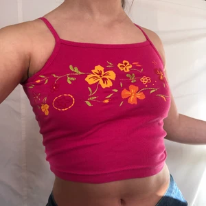 Somrigt linne - OM ANNONSEN FINNS KVAR FINNS PLAGGET KVAR! Gulligaste somriga linnet. Uppskattas till storlek XS-S, visas på en S. Inga synliga defekter bortsett från mindre slitningar på trycket som jag dock tycker ger den en vintage look:) köpare står för frakten. Högsta Bud: 90kr. Avslutas 15/4 20:00