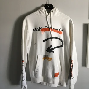 Orange hoodie  - Köpt på herravdelning, använd men ser inte sliten ut. Tycker själv om mycket men har blivit för liten för min smak. Frakt tillkommer 