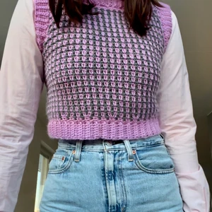 Virkad väst - Virkad väst i färgerna grå och rosa. Passar perfekt både över en skjorta men även bara med sig själv.!!!