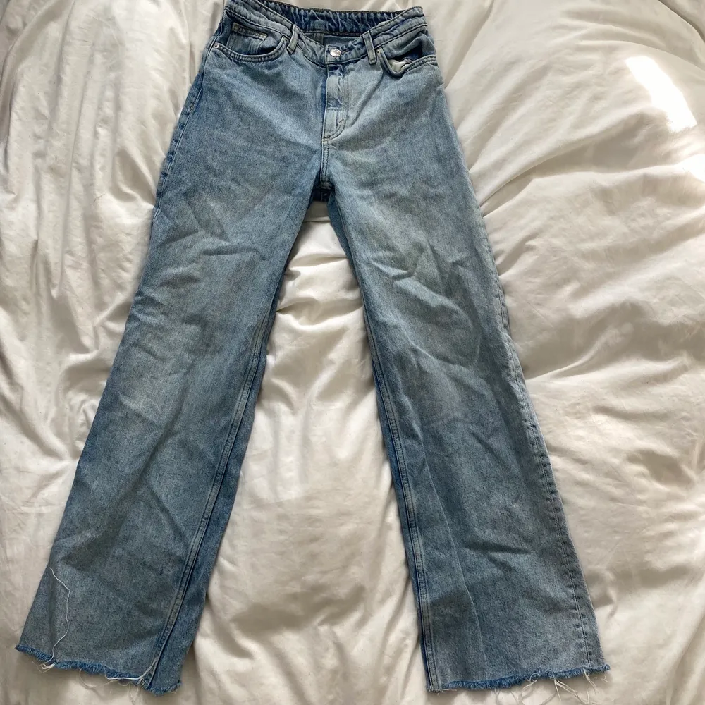 Baggy högmidjade jeans i modellen Yoko från monki, as najsa och simpla att matcha. Första bilden är lånad på samma jeans, säljer åt en vän!. Jeans & Byxor.