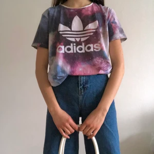 Oversize Tee Adidas - Mycket mjuk och finns ej att köpa längre. Hade passat perfekt till en buckethat men har tyvärr ingen på bilden😕 100% bomull och MYCKET mjuk. Tröjan är aningen nopprig. Storlek M, men passar oversize på mig som vanligtvis är storlek XS/S. Kontakta mig om ytterligare frågor finns❣️