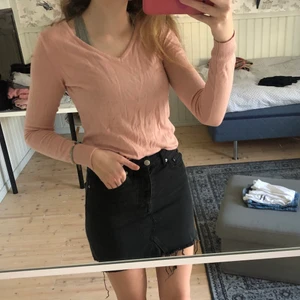 Rosa v-ringad tröja! - Väldigt fin tröja som på bilderna tyvär är lite skrynklig. Säljer pga att jag har flera tröjor i samma modell redan. Inga synliga fel, skador osv. Betalning sker via swish och frakt till kommer.🤩