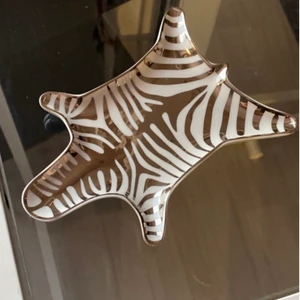 Jonathan Adler silver fat  - Silvrigt fat från Jonathan Adler i nytt skick! Skriv för fler bilder. (Tredje bilden är lånad) 