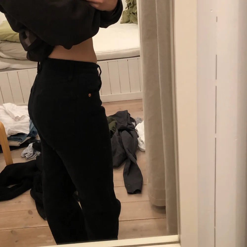 Svarta lågmidjade jeans från zara. Hyfsat nya och nypris var på 399 tror jag. Inte använda alls mycket. Dom är suuuuuper långa på mig som ni ser på sista bilden och jag är ca 162. Det är storlek 36 men zaras storlekar är det mer 34, så ändå mindre i storleken🍒🥰. Jeans & Byxor.