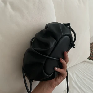 Svart Läderväska  - Säljer denna svarta väska i fake skinn från mango då jag beställde den för ett tag sedan men aldrig använt den,därav är pappret är kvar i 🖤