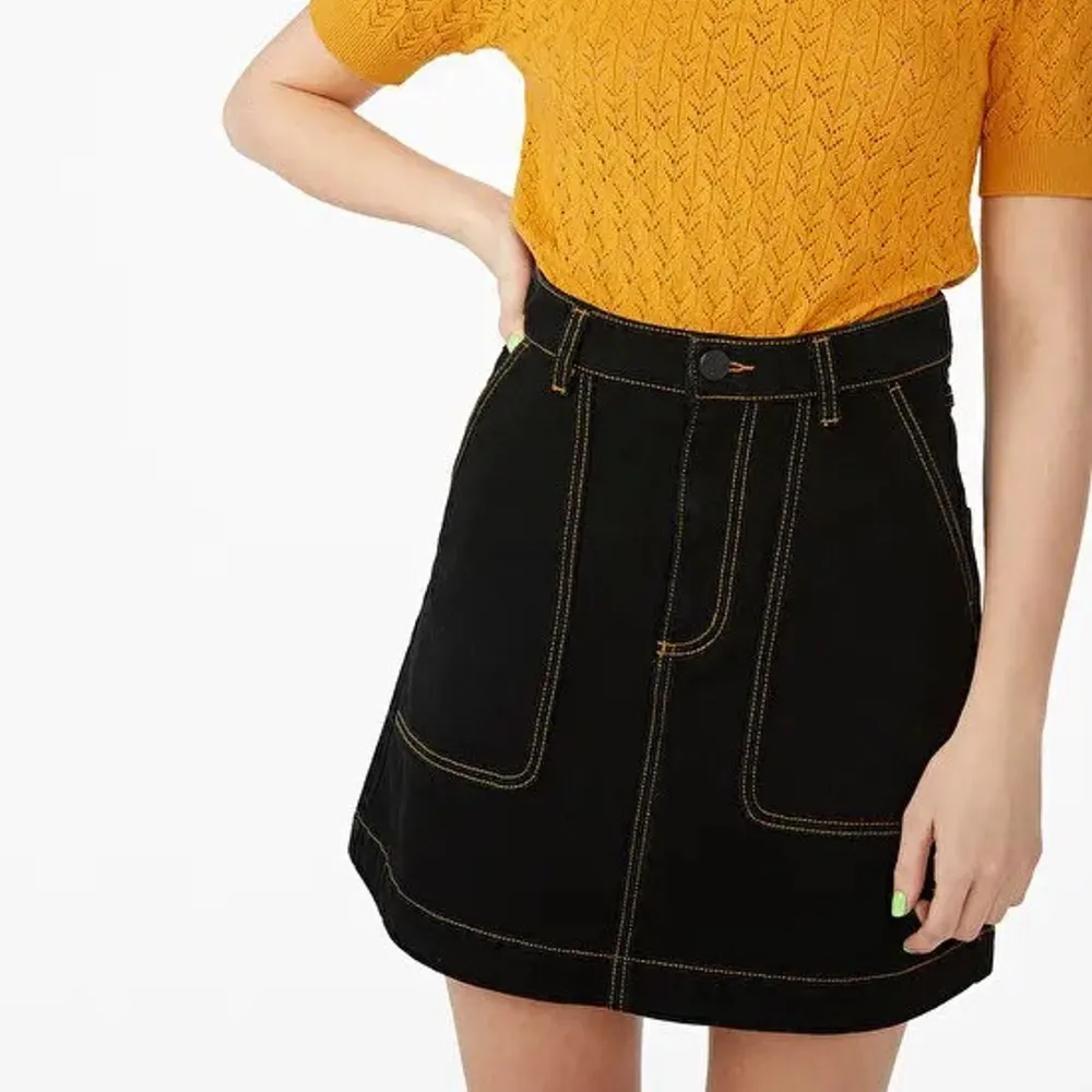 black denim skirt with yellow contrast stitching from monki, worn once. super cool and has pockets!!!!!! . Kjolar.