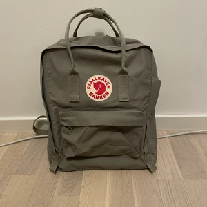 Fjällräven kånken ryggsäck  - Säljer nu min äkta kånken ryggsäck som tyvärr inte längre kommer till användning! Den är använd men i mycket gott skick :) nypris är 999kr. Skriv privat för fler bilder💗 köparen står för frakten! Färgen på väskan är FOG