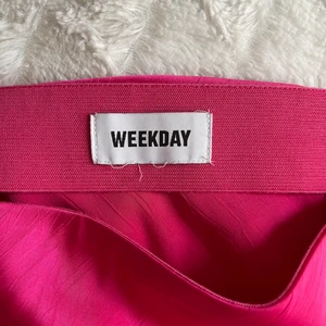 Kjol - Glansig SOMRIG långkjol från Weekday!! Aldrig använd!🙁🙁🙁 Har en slits på ena benet (se bild två)!! ✨ Samfraktar gärna om du hittar mer och paketpris går o lösa✨