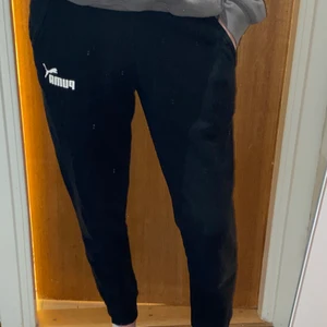 Puma mjukisbyxor - Svarta supersköna mjukisbyxor från Puma, använda några gånger men i nyskick, alltså inga hål, missfärgningar osv🥰 150kr+frakt💕