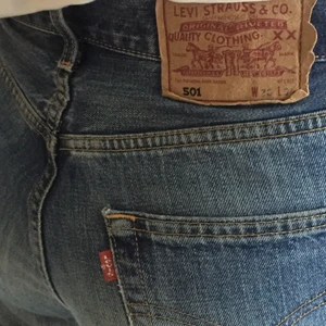 Levis jeans i blått - Riktigt najs vintage jeans från Levi’s. Storlek 30/34. Använda men i bra skick fortfarande. Köpare betalar frakt. Kan även mötas upp i Malmö.