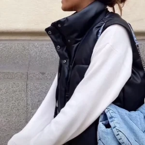 Väst - Intressekoll på denna slutsålda väst ifrån na-kd 💓 storlek 40 och sitter oversized på mig som brukar ha 38 ❣️❣️ säljer vid bra bud. 🥰