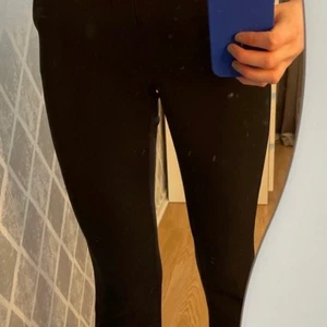 Utsvängda Kostymbyxor  - Superfina kostymbyxor men blir inte av att jag använder de då jag har andra jag gillar mer✨