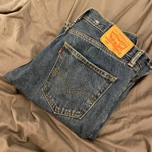 Levis jeans - INTRESSEKOLL🤍Köpte dessa jeans på beyond retro i Göteborg för ett tag sedan. Nytvättade och aldrig andvända då de är förstora i midjan på mig och är inte bra på att sy.💞 Kan leverera🤍