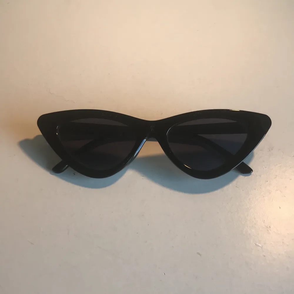 Svarta solglasögon perfekta för sommaren🧚🏻‍♀️☀️, knappt använda. Finns små repor på framsidan men annars i bra skick🤎. Accessoarer.