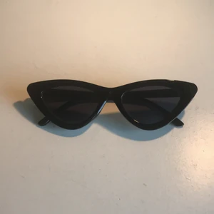 Svarta solglasögon  - Svarta solglasögon perfekta för sommaren🧚🏻‍♀️☀️, knappt använda. Finns små repor på framsidan men annars i bra skick🤎