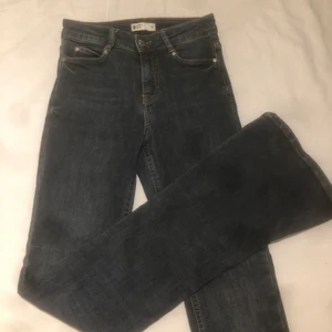Ginatricot jeans  - Två bootcut jeans från giantricot!! Ett par mörkblåa och ett par svarta!! Väldigt bra skick!! Säljer då dem blivit för små☺️ Båda för 150kr eller ett par för 100kr, pris inkl frakt🥰