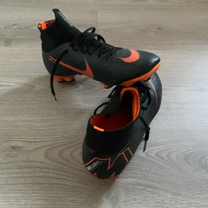 Nike fotbollsskor storlek 41 - Säljer nu mina fotbollsskor då jag knappt kunnat använda de då de är för små. De är i storlek 41 och har en hög kant vilket ger en bekväm hållning. 