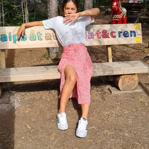 Strl 34 - Kjol från hm i röd blommor 