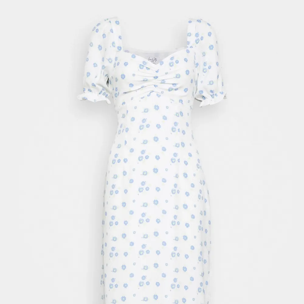 Nu har det blivit dags att sälja denna vackra klänning, den har ett fint blommigt mönster och en slits längs benet.😍 Den är slutsåld överallt!! BUDA!. Klänningar.