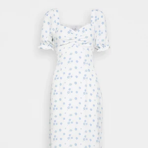 Söt klänning - Nu har det blivit dags att sälja denna vackra klänning, den har ett fint blommigt mönster och en slits längs benet.😍 Den är slutsåld överallt!! BUDA!