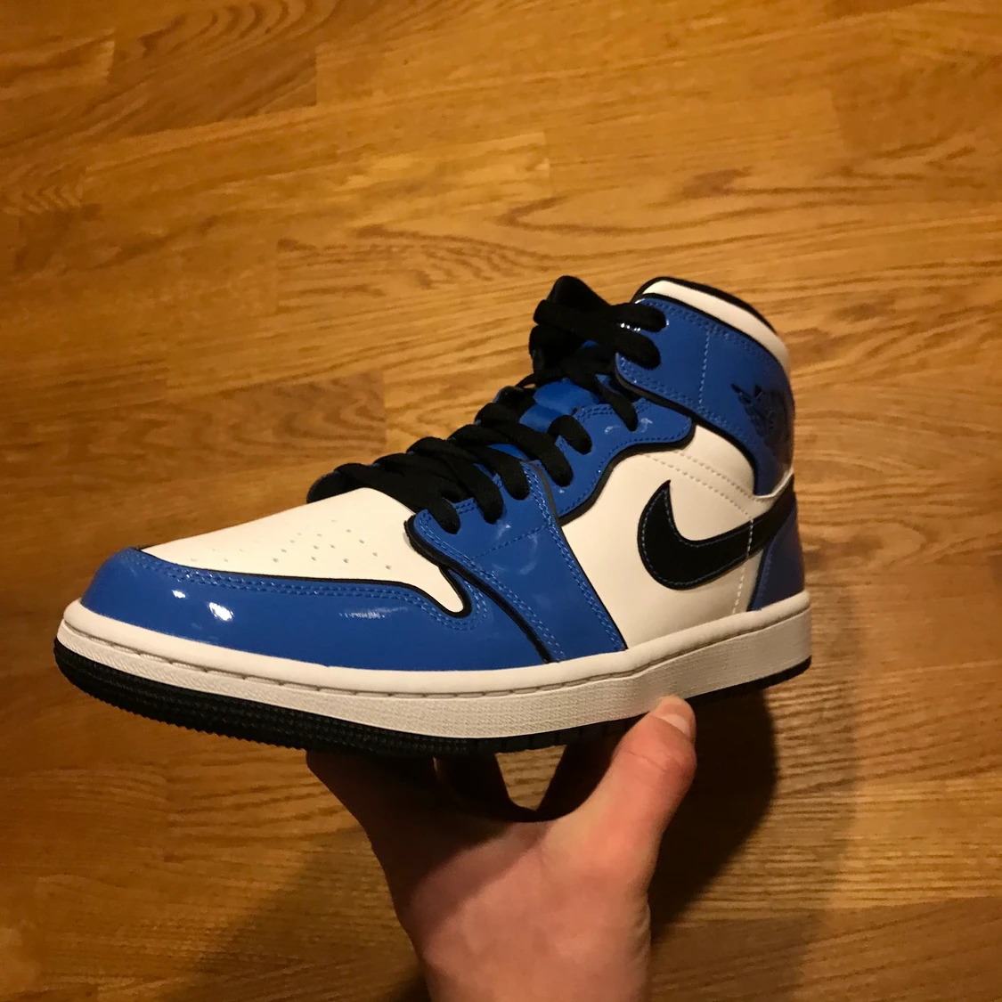 Jordan 1 Mid Signal Blue - 90