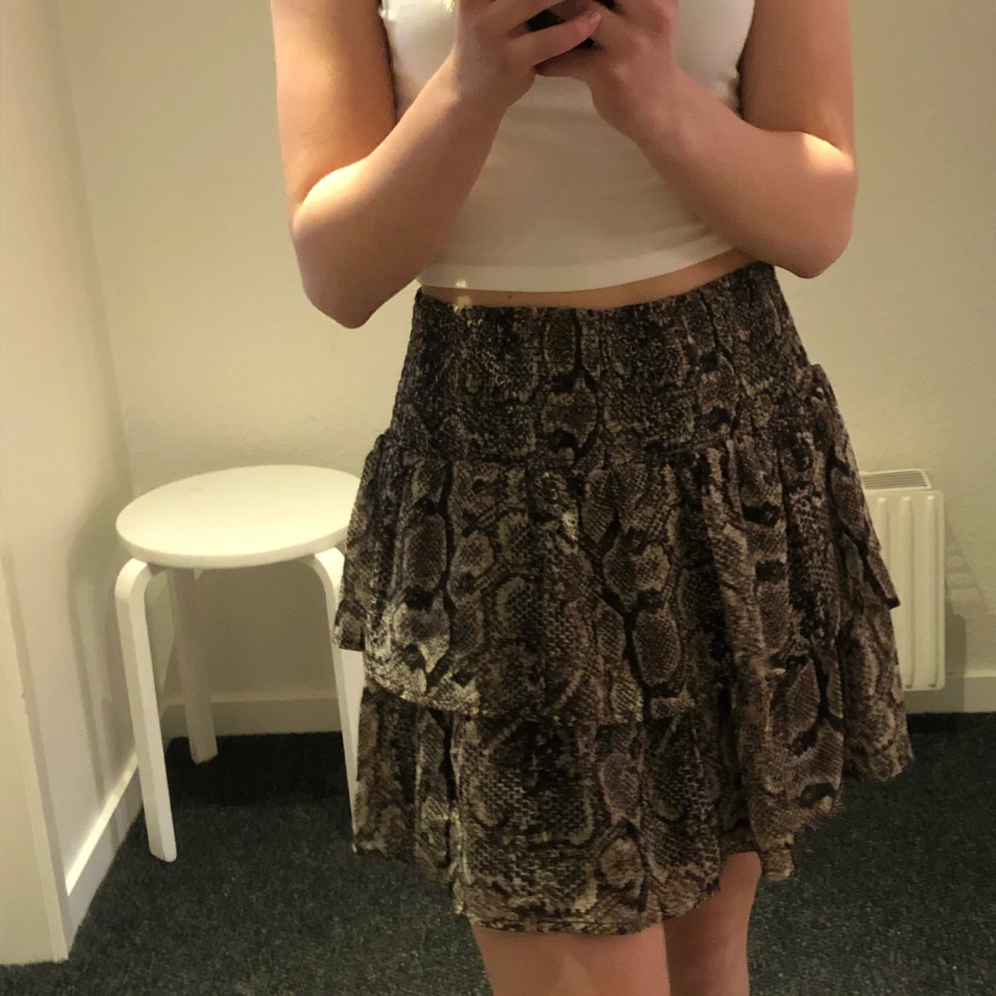 Volangkjol med ormskinsmönster