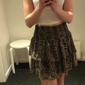 Volangkjol med ormskinsmönster - Volangkjol med ormskinsmönster i storlek 158/164 men passar mig som har S, köparen står för frakt